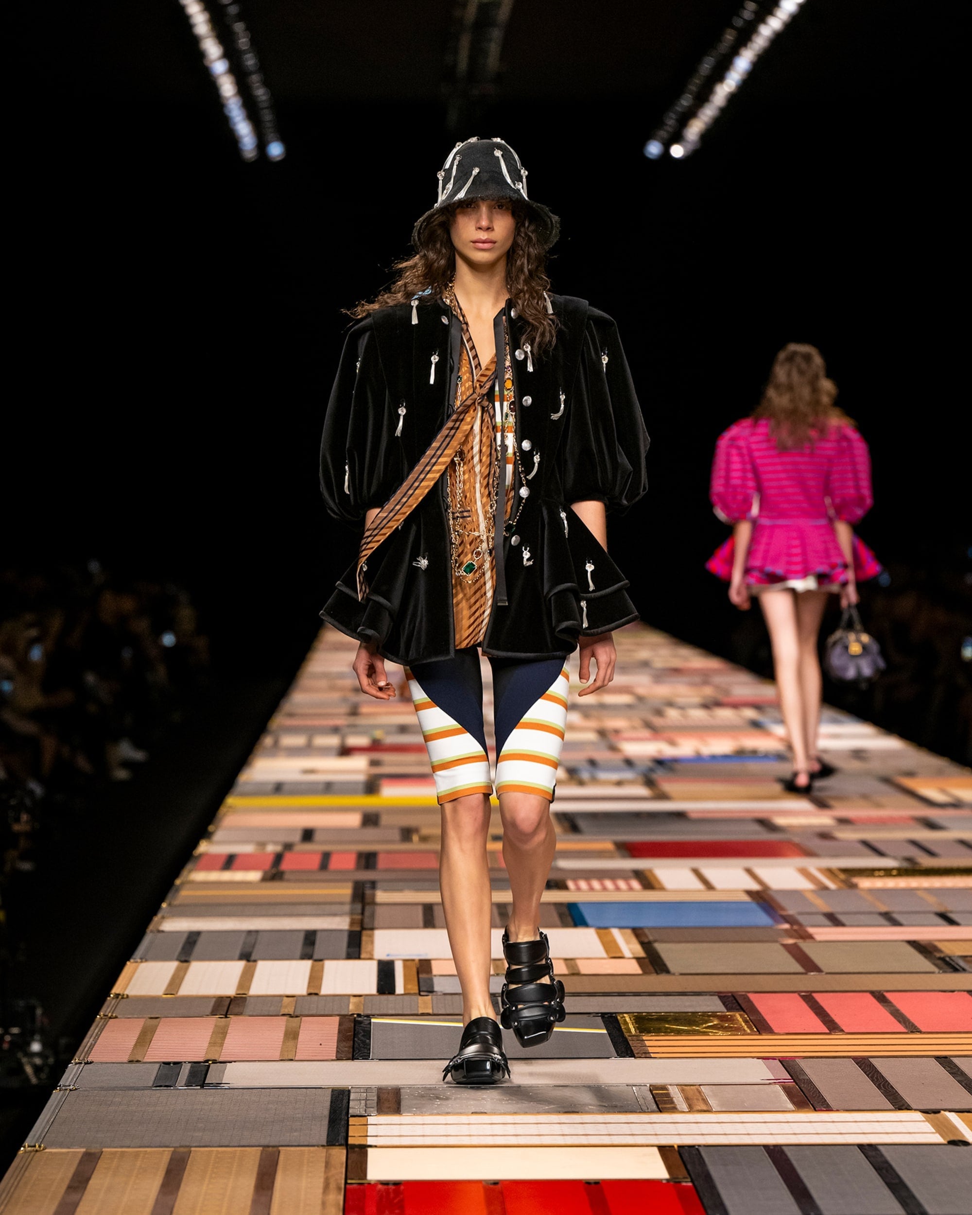 Women's Spring-Summer 2025 Show | LOUIS VUITTON ®