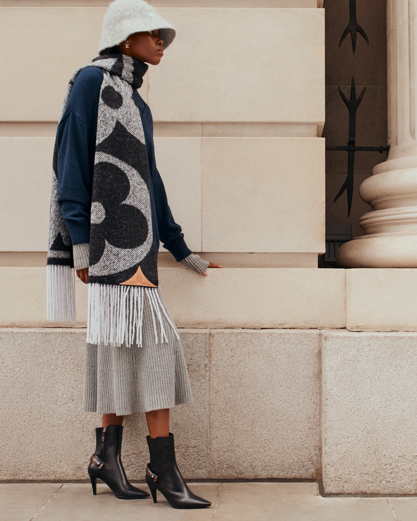 Designer Scarves for Women | LOUIS VUITTON ®