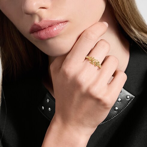 Bague LV Iconic vue recadrée et portée