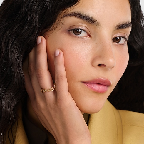 S00 Bijoux Fantaisie Bagues, Broches et Autres Bague LV Script | Louis Vuitton ® (Zoom produit)