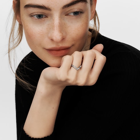 Catégories Wedding Bands Bague V LV Diamonds, platine | Louis Vuitton ® (Zoom produit)