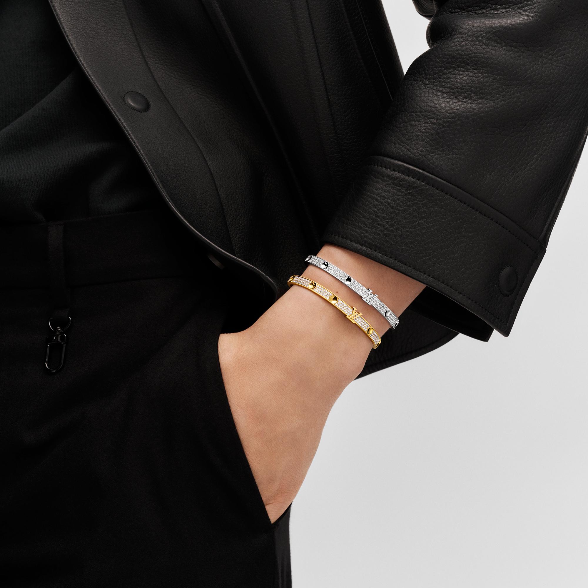  Catégories Toute la Joaillerie Bangle Empreinte,
Or Blanc et Diamants | Louis Vuitton ® (Zoom produit)