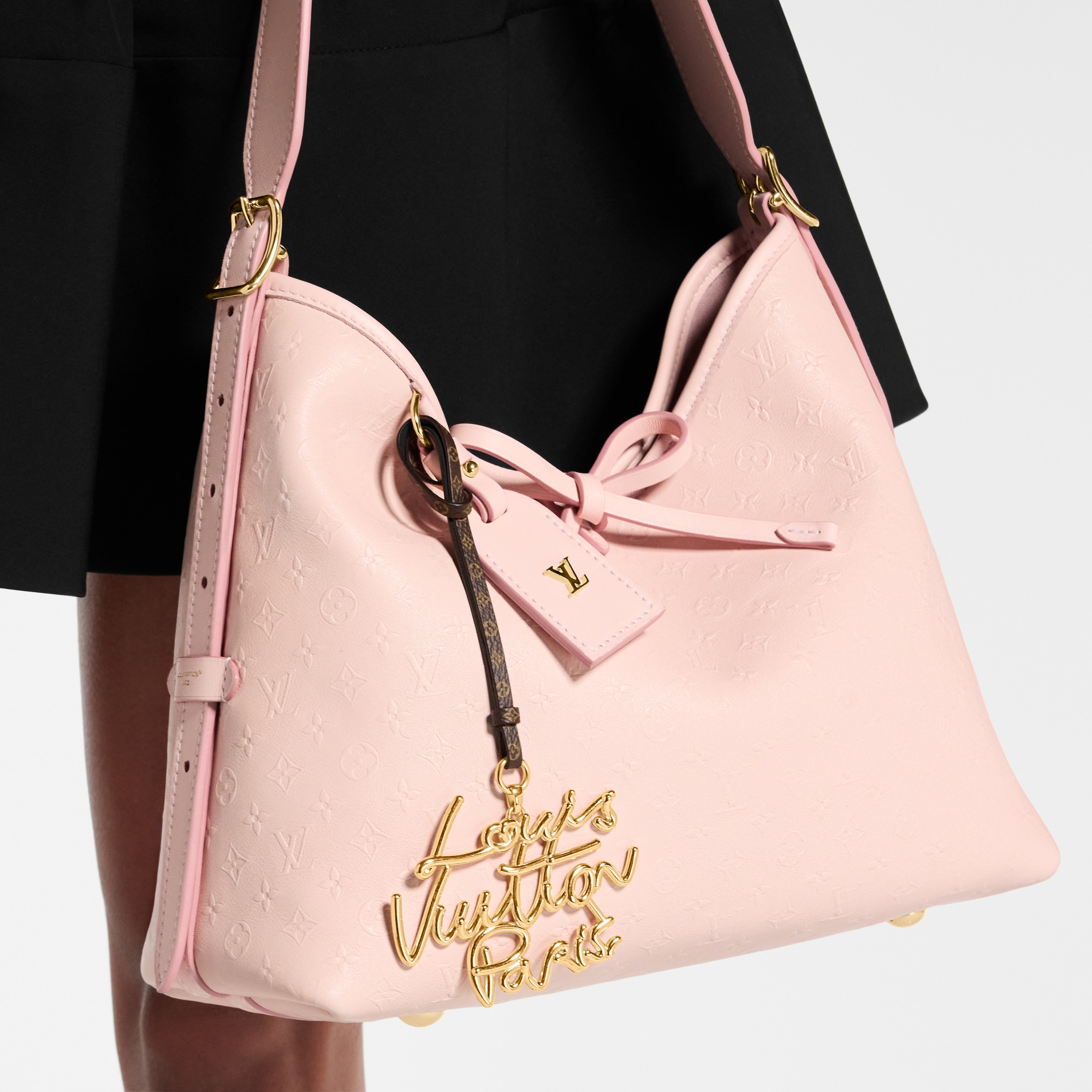 S00 Accessoires Porte-clés et Bijoux de Sac Bijou de sac LV Lettering | Louis Vuitton ® (Zoom produit)