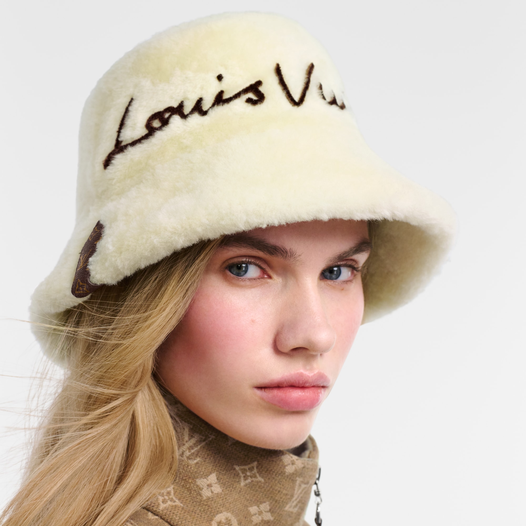 S00 Accessoires Chapeaux et Gants Bob LV Script Cloud | Louis Vuitton ® (Zoom produit)