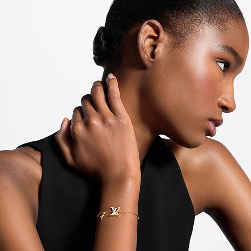 Bracelet LV Iconic en émail vue recadrée et portée