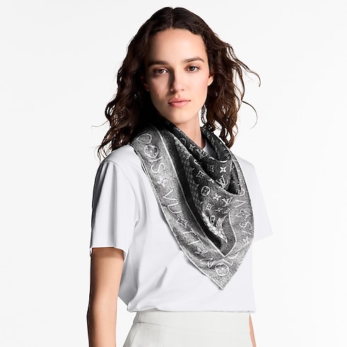 S00 Accessoires Carrés de Soie et Bandeaux Carré Monogram Infinity Denim 90 | Louis Vuitton ® (Zoom produit)