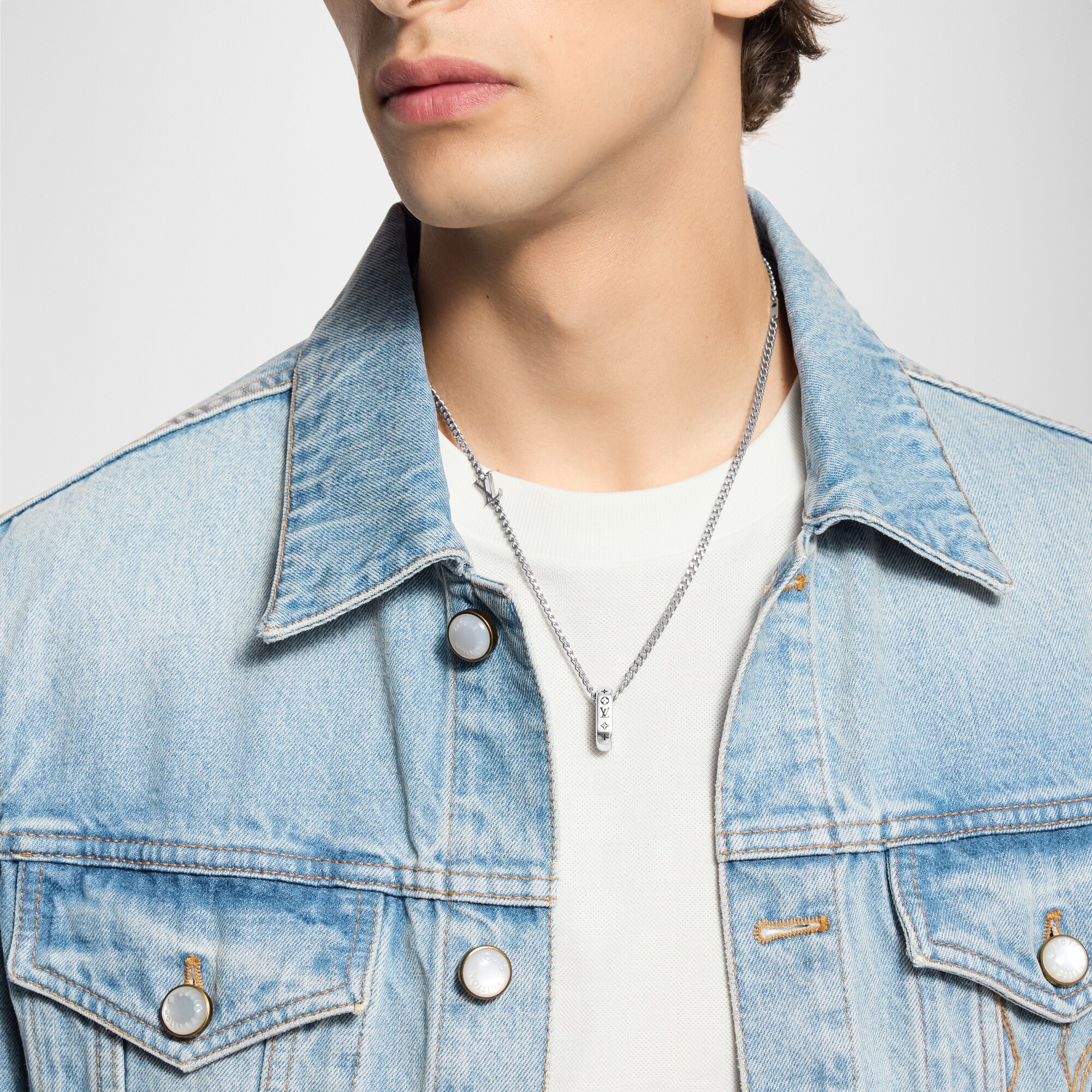 S00 Bijoux Fantaisie Colliers et Pendentifs Collier pendentif chaîne Monogram | Louis Vuitton ® (Zoom produit)