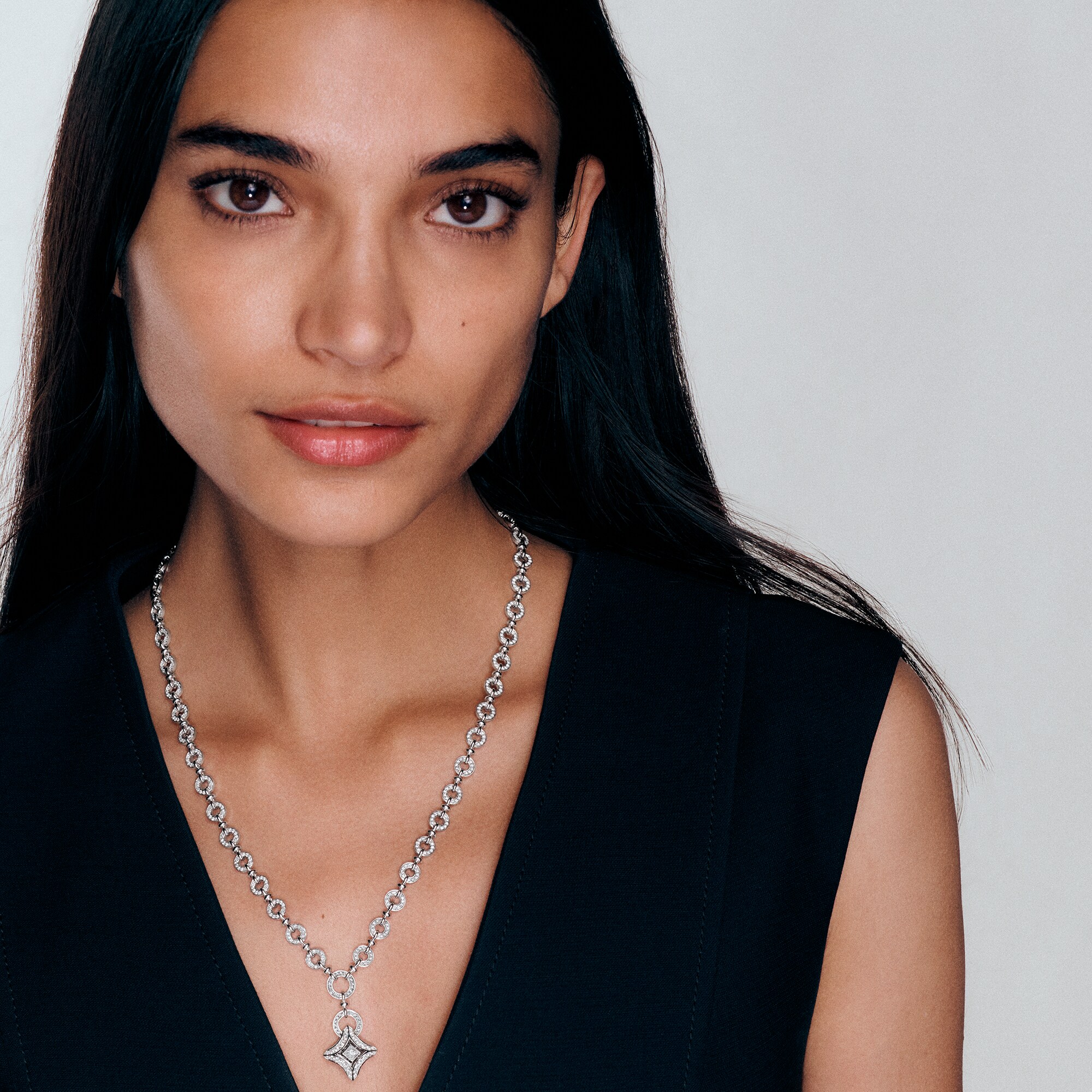  Bijoux Colliers et pendentifs Collier pendentif Ever Blossom, or blanc et diamants | Louis Vuitton ® (Zoom produit)