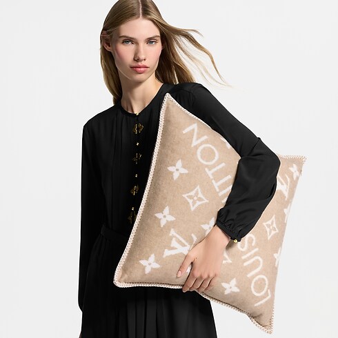 Coussin Neo Monogram vue recadrée et portée