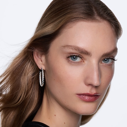 Catégories Boucles d'Oreilles Créoles larges Le Damier de Louis Vuitton, or blanc et diamants | Louis Vuitton ® (Zoom produit)