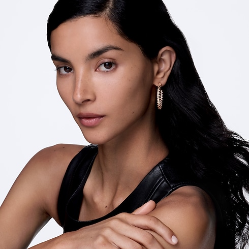 Catégories Boucles d'Oreilles Créoles larges Le Damier de Louis Vuitton, or rose et diamants | Louis Vuitton ® (Zoom produit)