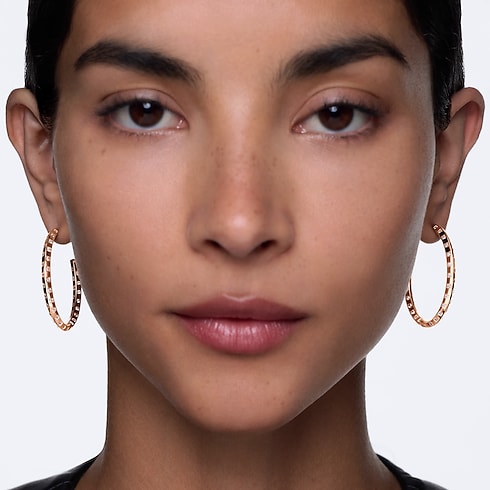Catégories Boucles d'Oreilles Créoles larges Le Damier de Louis Vuitton, or rose et diamants | Louis Vuitton ® (Zoom produit)