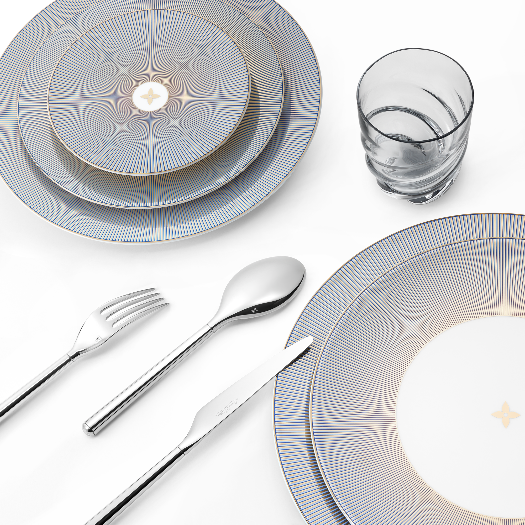  Home and Art of Dining Art of Dining Dichroic Set Of 2 Presentation Plates | Louis Vuitton ® (Product zoom)