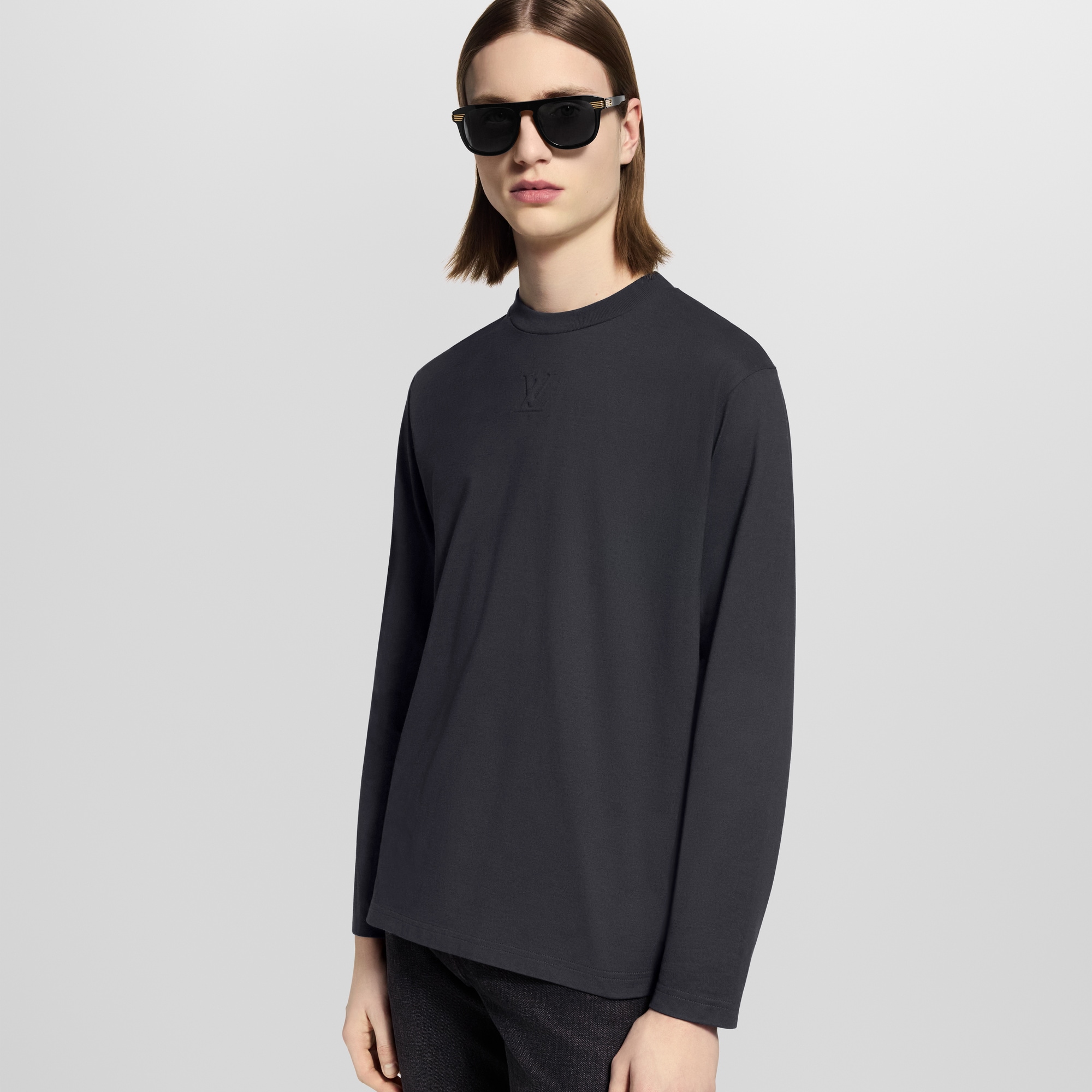  Ready-to-Wear T-Shirts and Polos Embossed LV Long-Sleeved T-Shirt | Louis Vuitton ® (Product zoom)