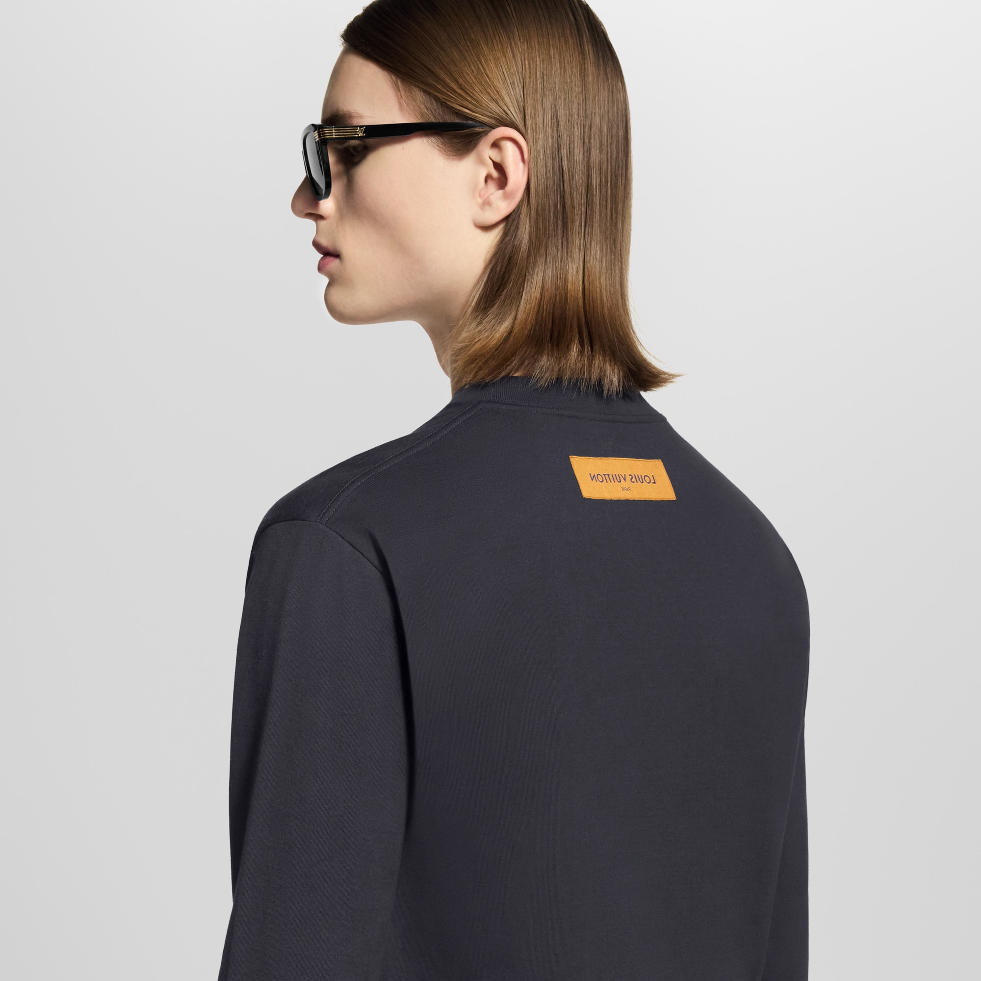 Ready-to-Wear T-Shirts and Polos Embossed LV Long-Sleeved T-Shirt | Louis Vuitton ® (Product zoom)