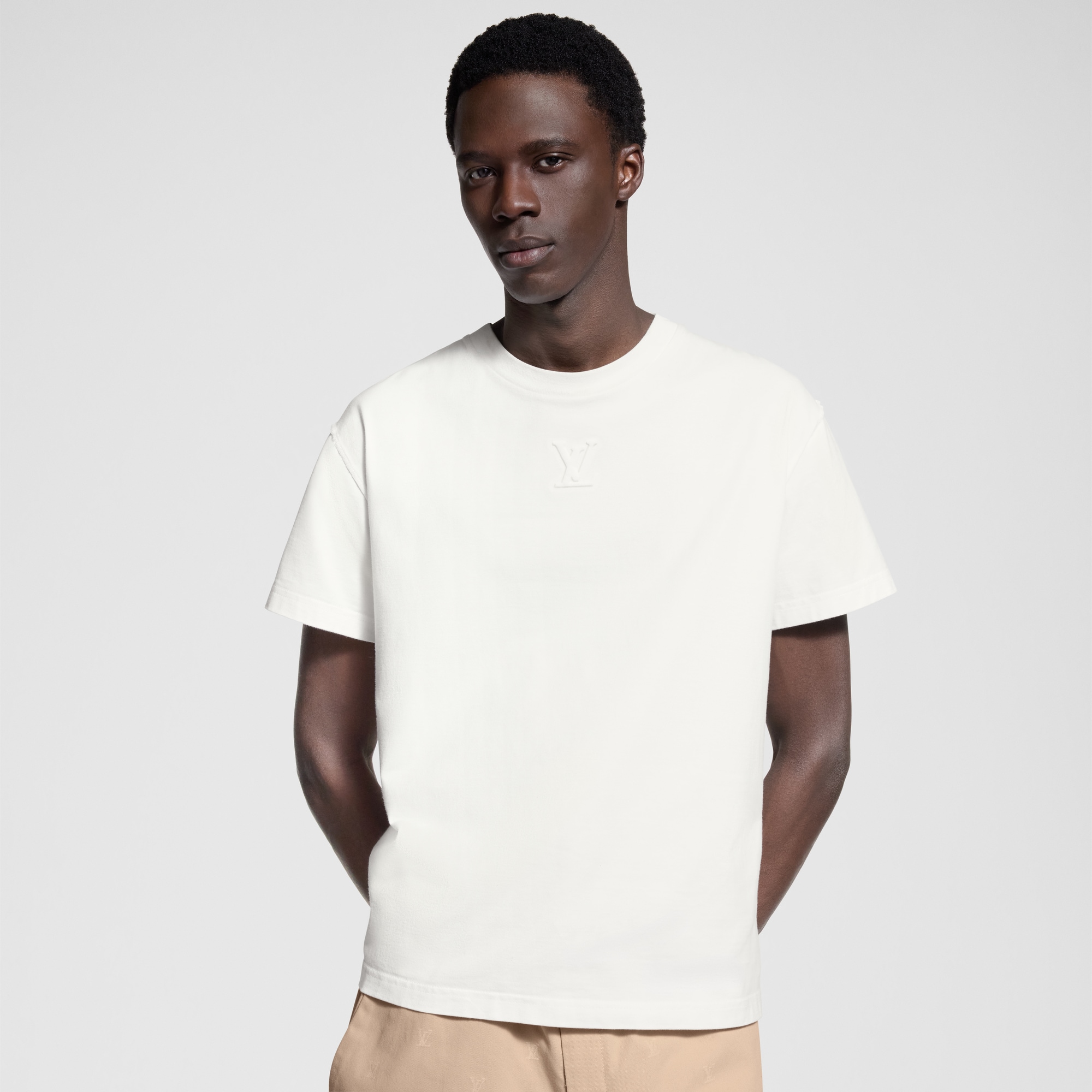  Ready-to-Wear T-Shirts and Polos Embossed LV T-Shirt | Louis Vuitton ® (Product zoom)