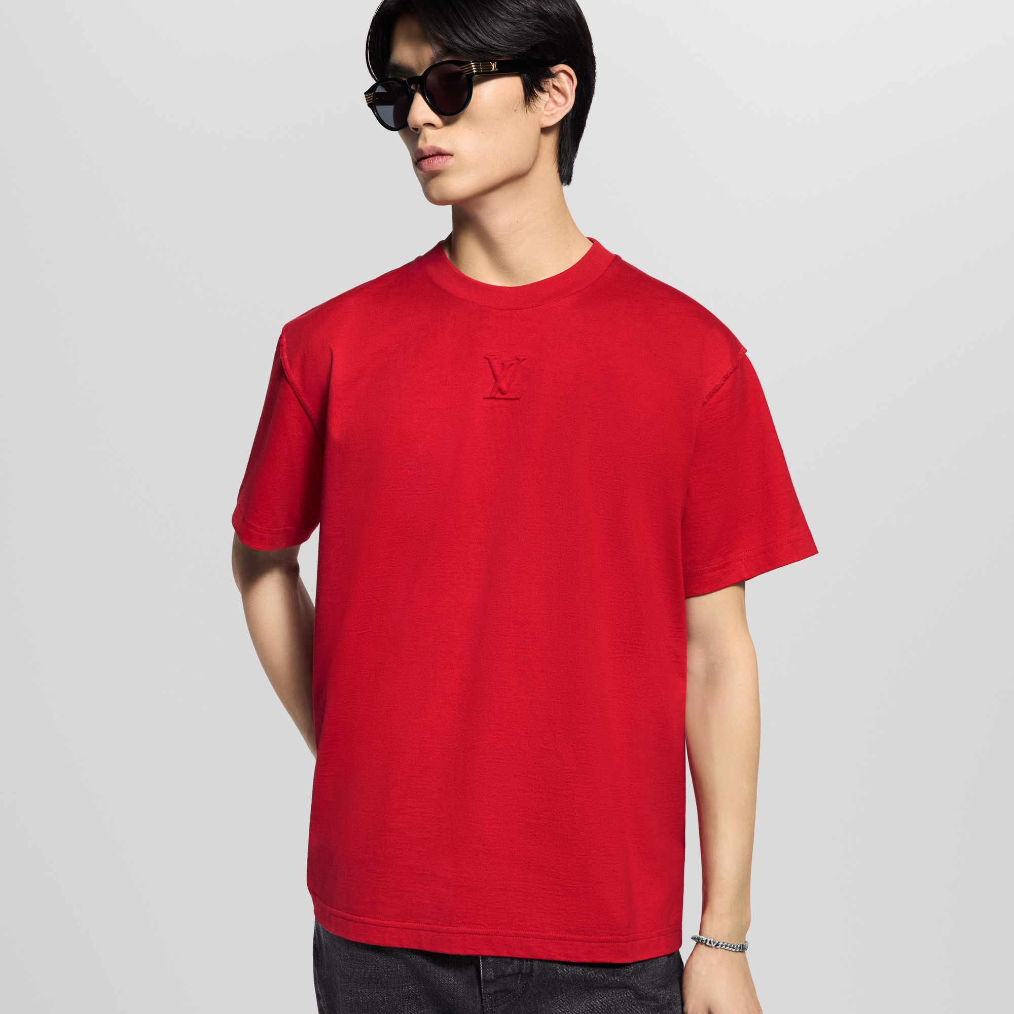  Ready-to-Wear T-Shirts and Polos Embossed LV T-Shirt | Louis Vuitton ® (Product zoom)