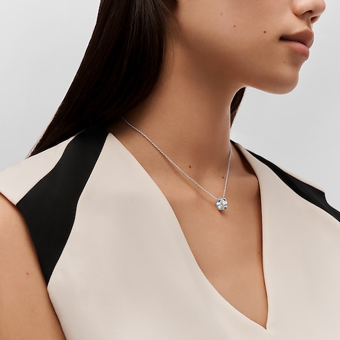 Categories Necklaces and Pendants Empreinte Pendant, White Gold | Louis Vuitton ® (Product zoom)