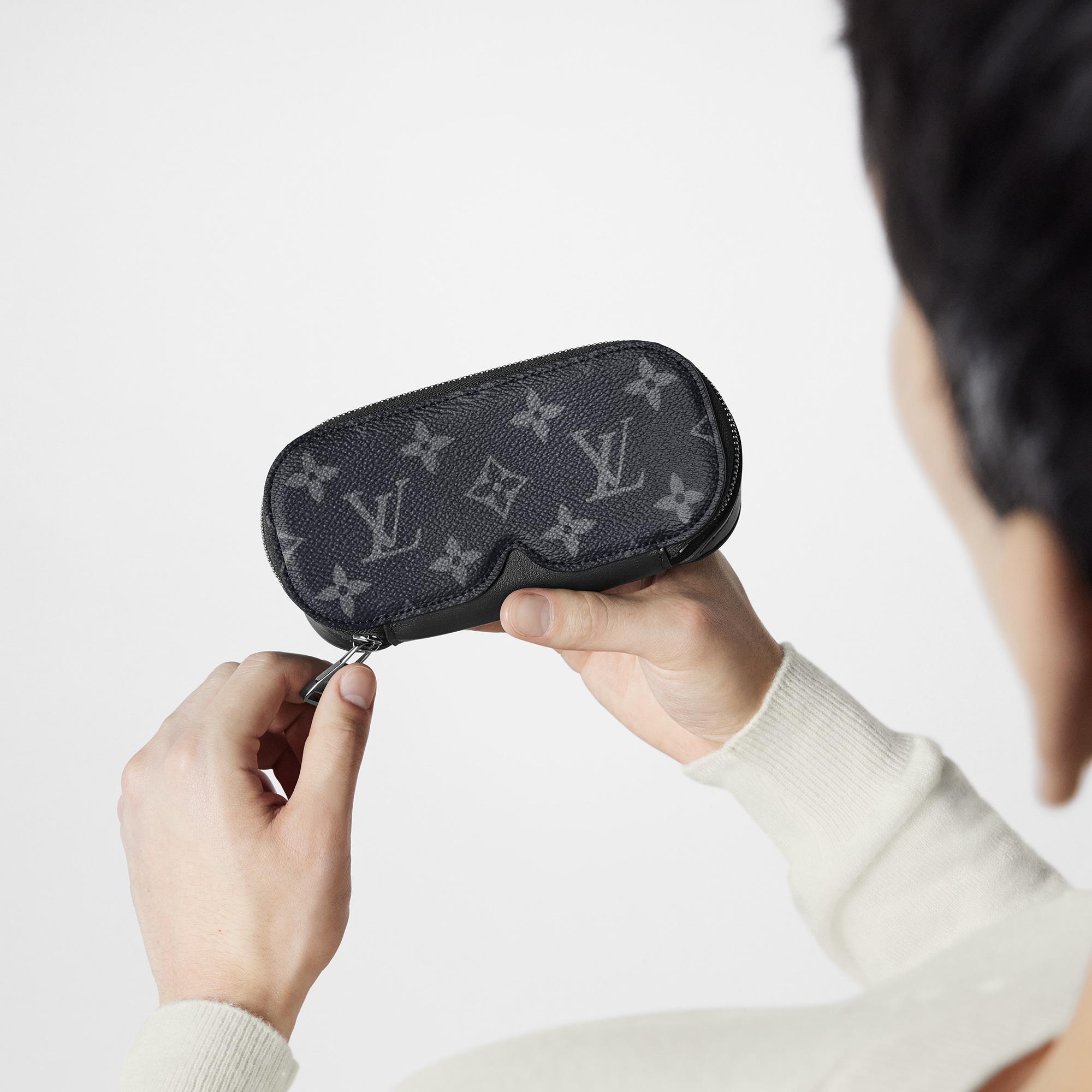 Toile Monogram Eclipse Articles de sport } Étui à lunettes de soleil GM | Louis Vuitton ® (Zoom produit)