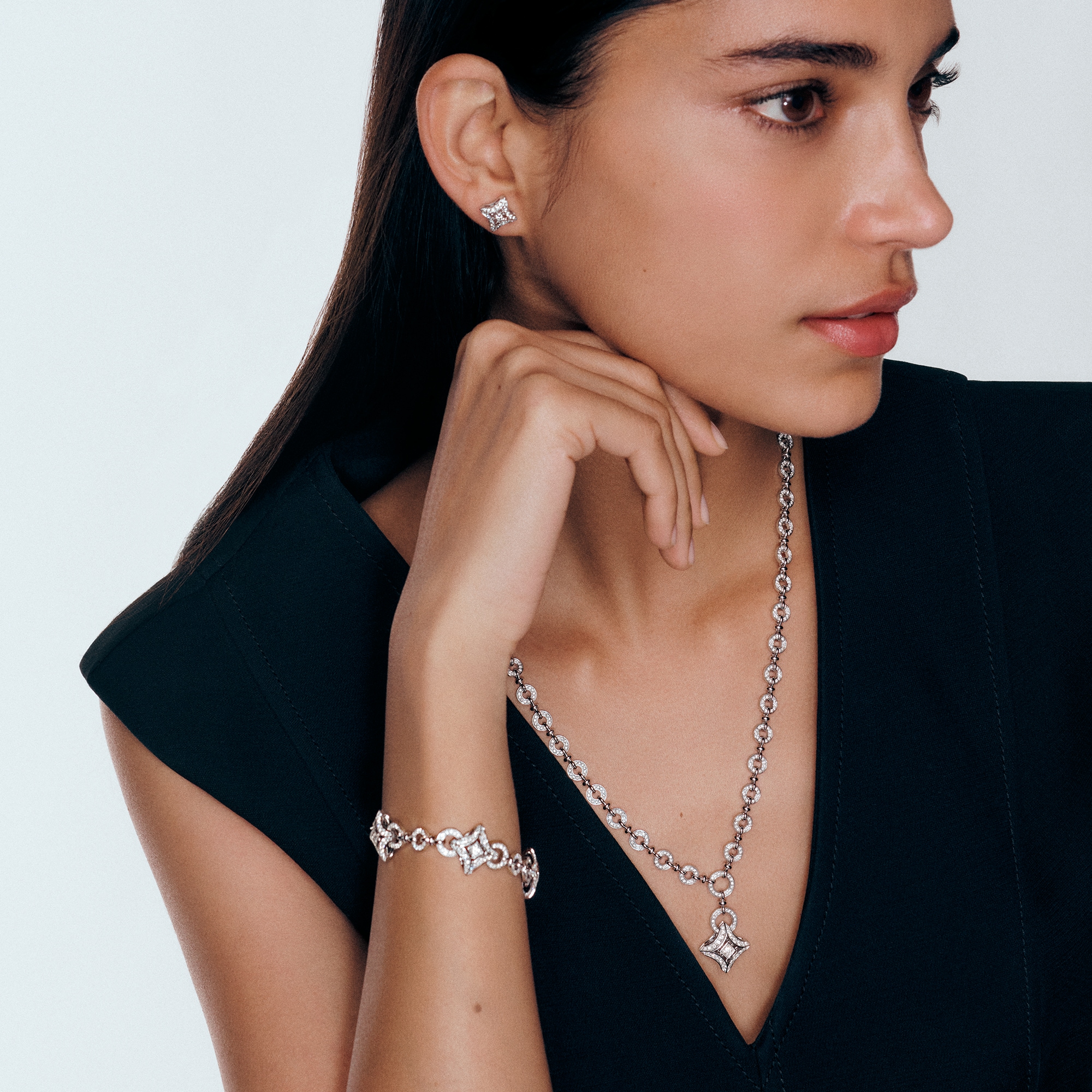  Jewelry Necklaces and Pendants Ever Blossom Pendant, White Gold & Diamonds | Louis Vuitton ® (Product zoom)