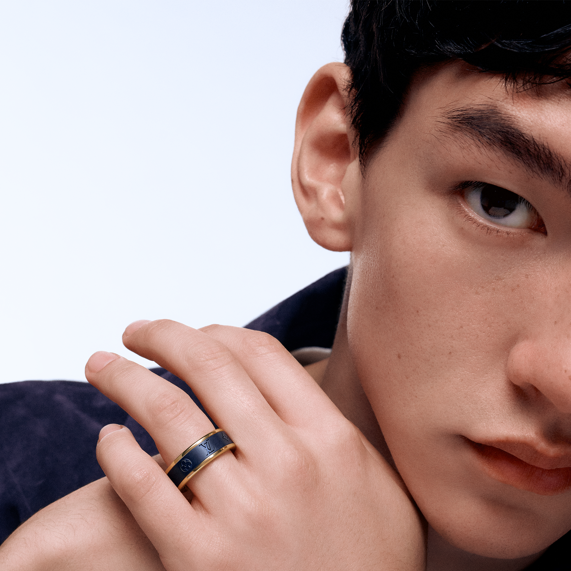  Categories Rings Les Gastons Vuitton Small Ring, Yellow Gold and Blue Titanium | Louis Vuitton ® (Product zoom)