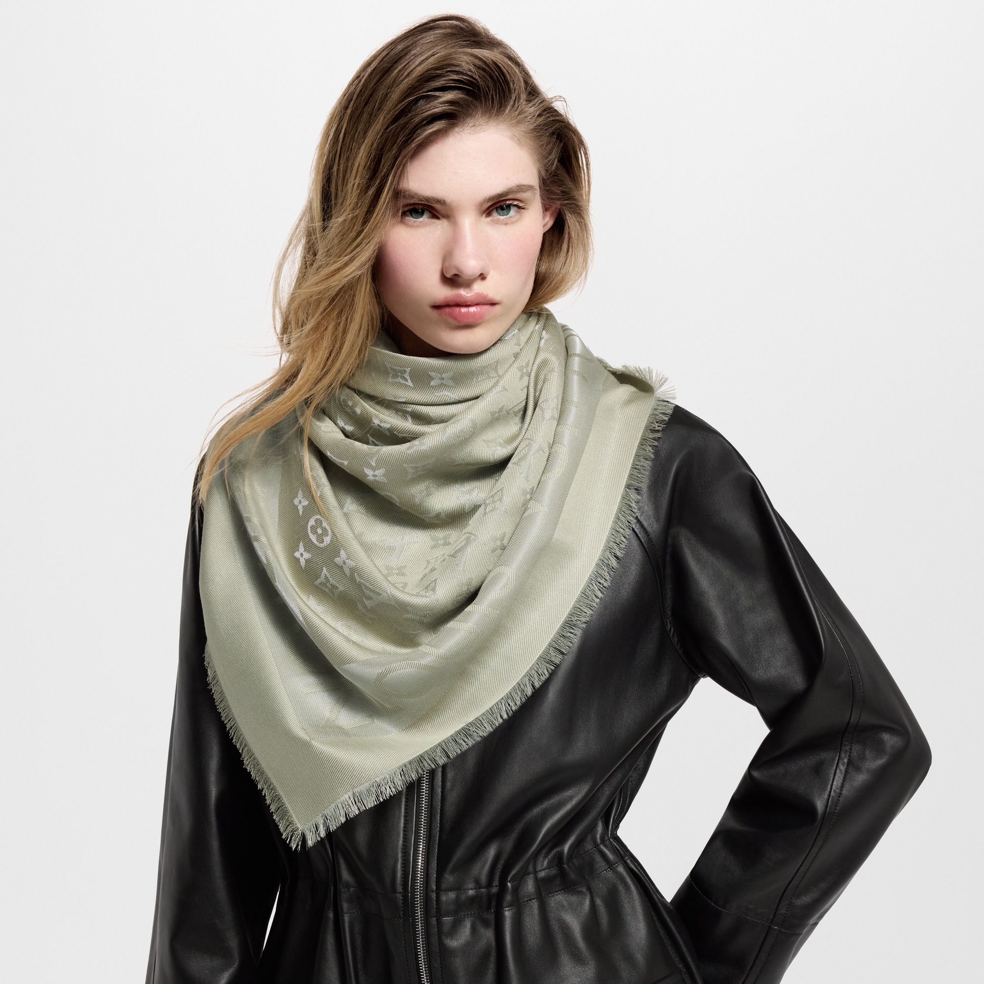 S00 Accessories Shawls and Stoles Lock And Go Shine Shawl | Louis Vuitton ® (Product zoom)