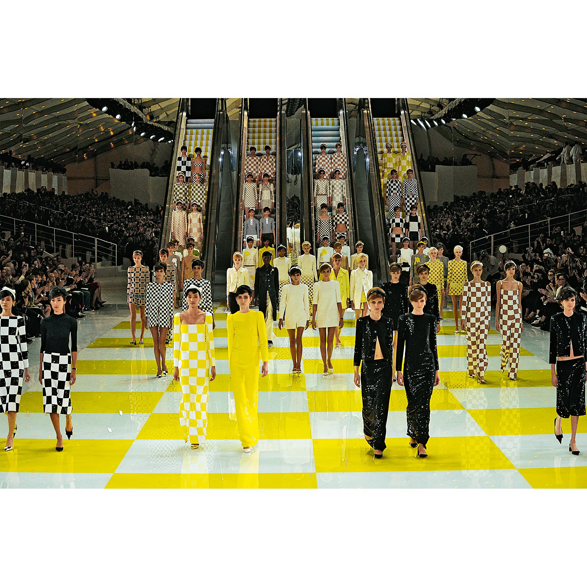 Livres Beaux Livres Louis Vuitton Catwalk | Louis Vuitton ® (Zoom produit)
