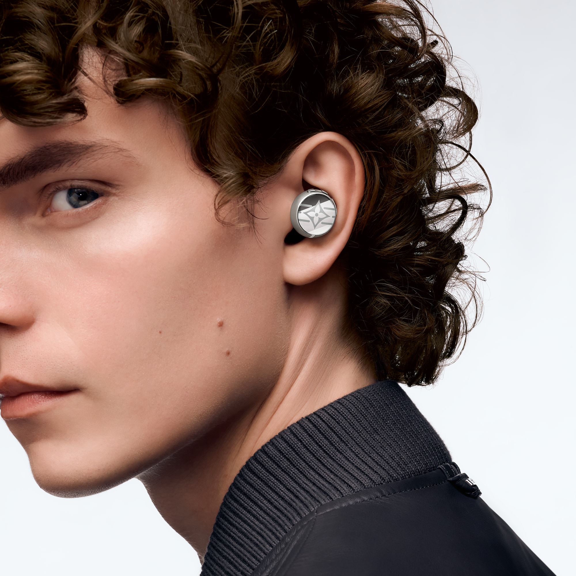  Tech Objects and Accessories Audio, Connected Watches and Accessories Louis Vuitton Horizon Light Up Earphones - Silver | Louis Vuitton ® (Product zoom)
