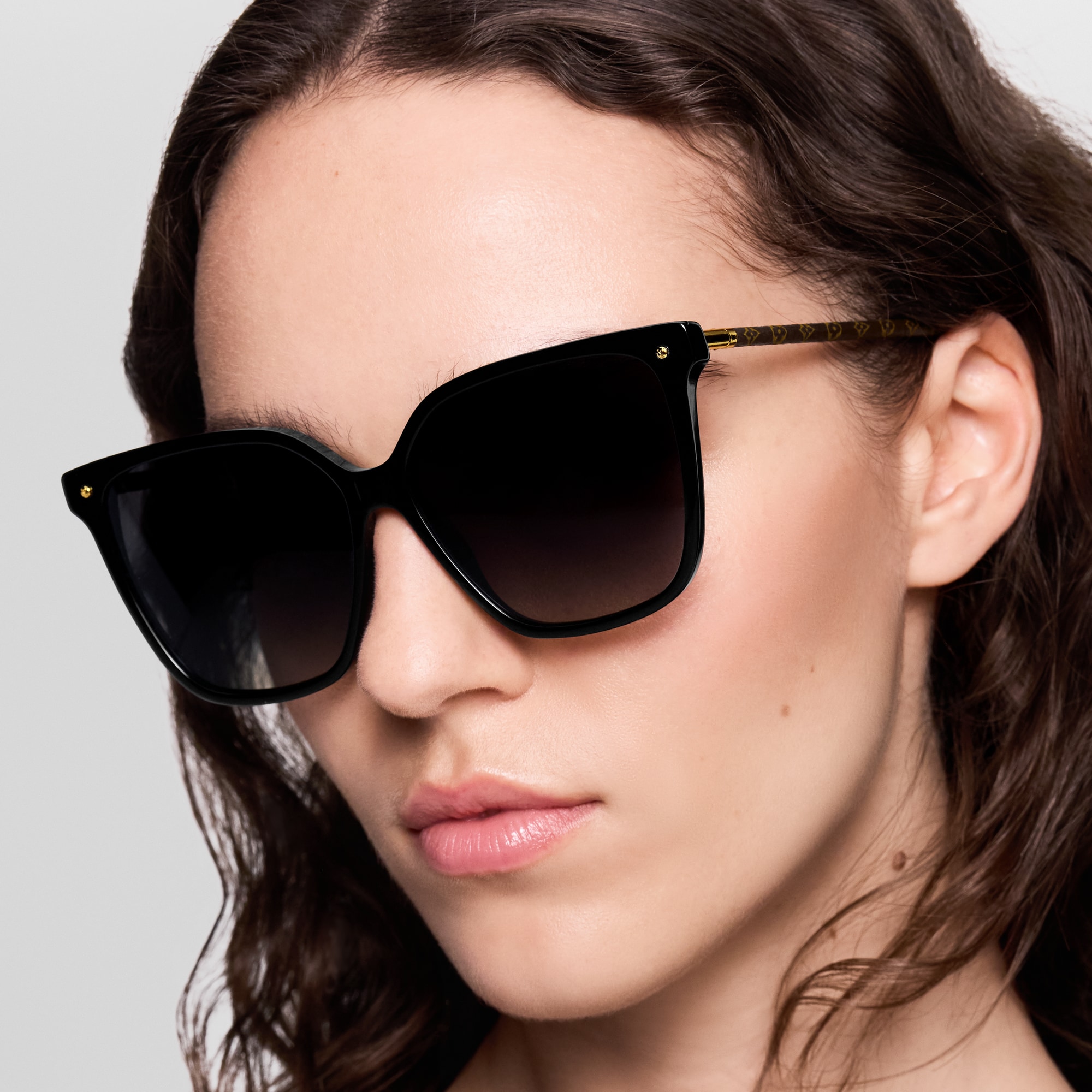 S00 Cadeaux de la Saint-Valentin pour Femme } Lunettes de soleil carrées LV First | Louis Vuitton ® (Zoom produit)