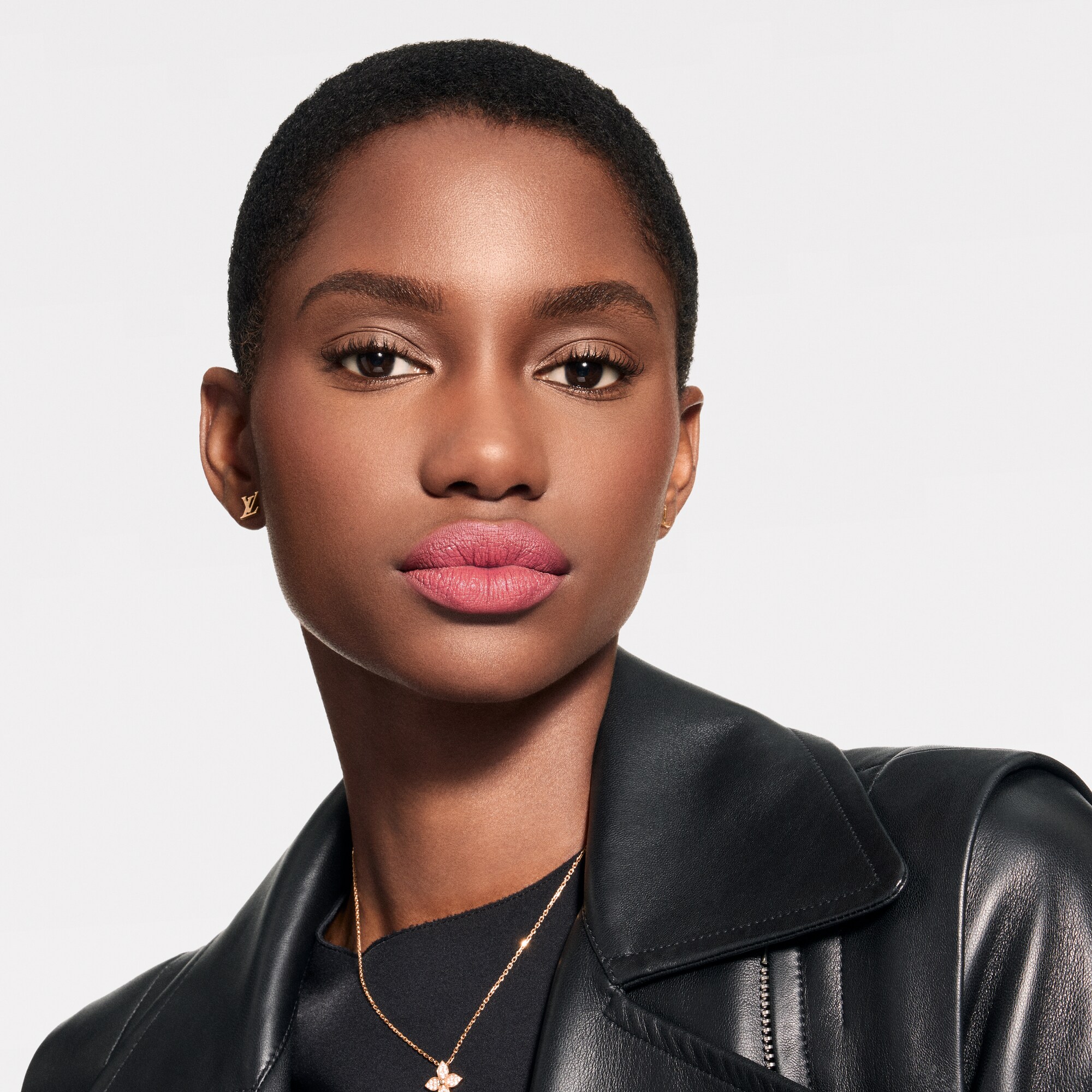  Lèvres } LV Rouge - Recharge de rouge à lèvres mat | Louis Vuitton ® (Zoom produit)