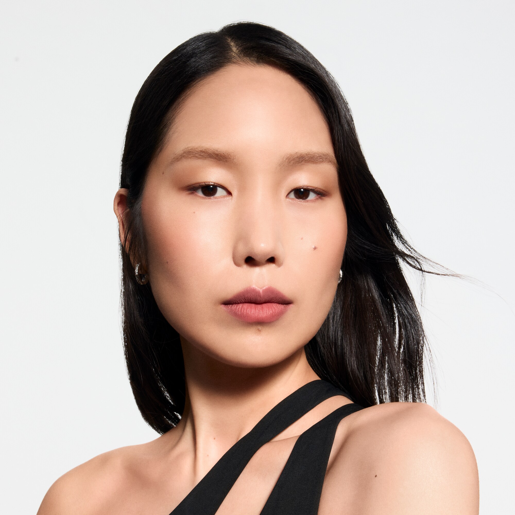  Lèvres } LV Rouge - Recharge de rouge à lèvres mat | Louis Vuitton ® (Zoom produit)