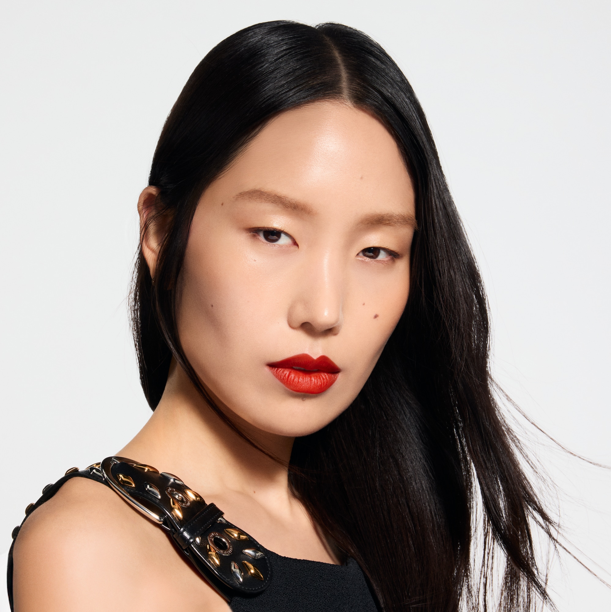  Lèvres } LV Rouge - Recharge de rouge à lèvres mat | Louis Vuitton ® (Zoom produit)