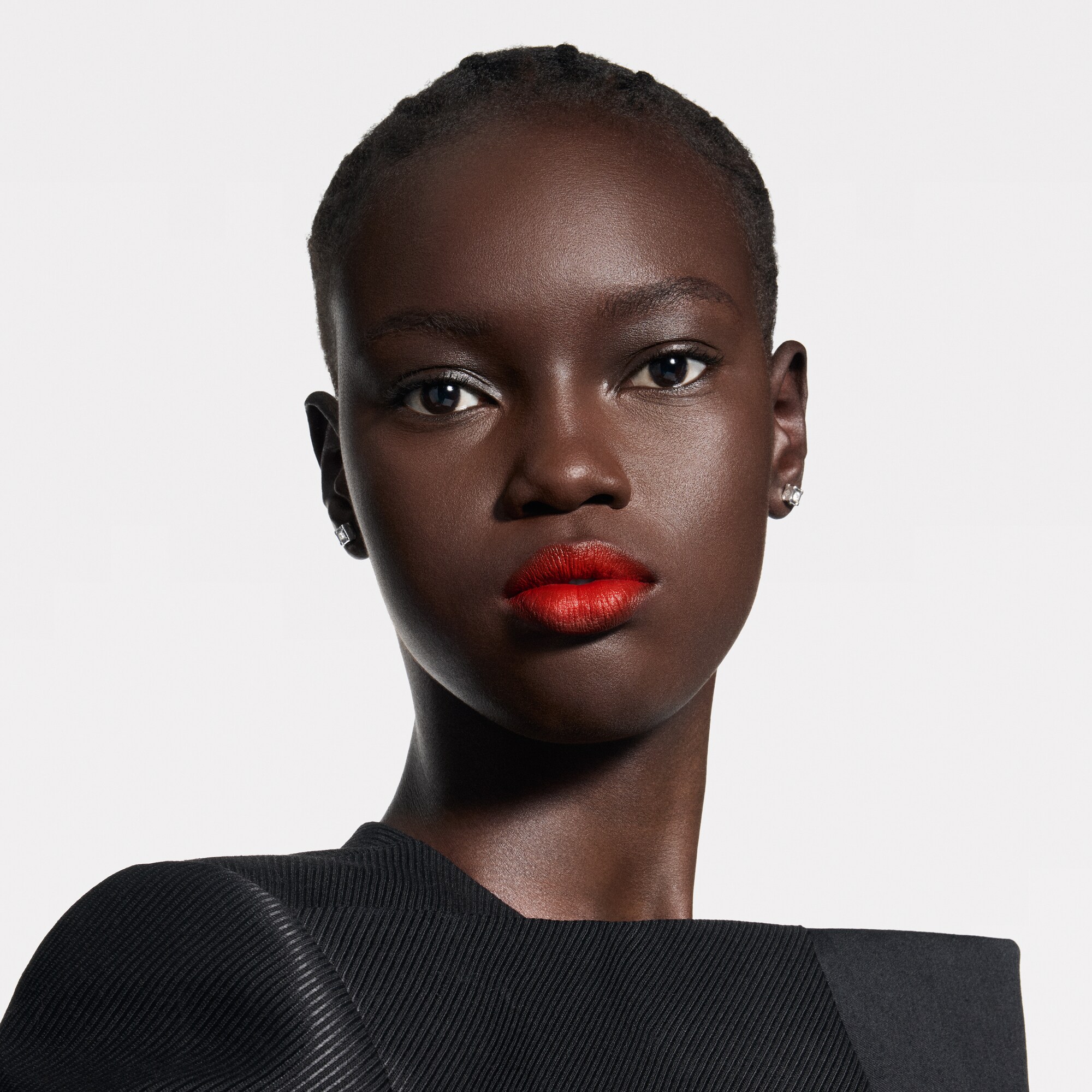  Lèvres } LV Rouge - Recharge de rouge à lèvres mat | Louis Vuitton ® (Zoom produit)