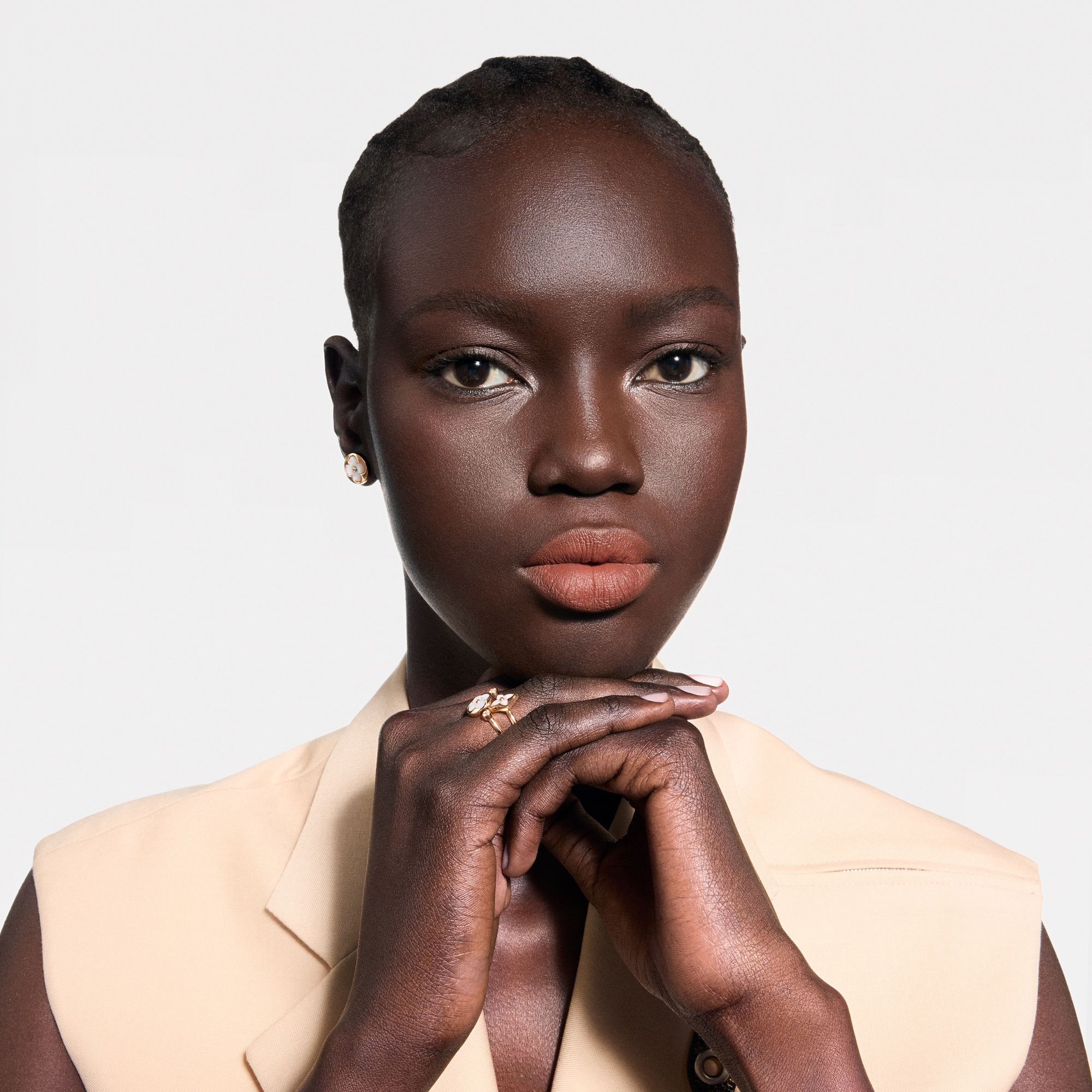  Lèvres } LV Rouge - Recharge de rouge à lèvres mat | Louis Vuitton ® (Zoom produit)