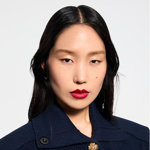 Lèvres } LV Rouge - Recharge de rouge à lèvres satin | Louis Vuitton ® (Zoom produit)