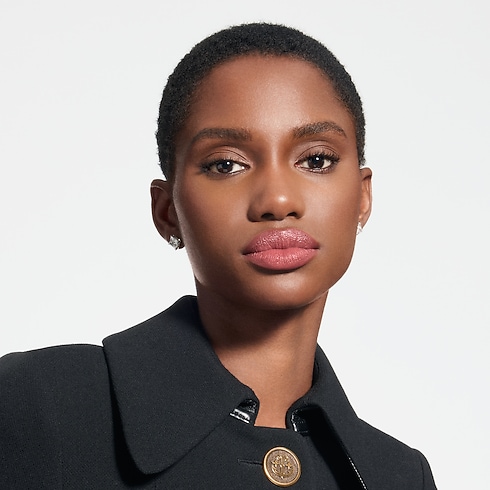 Lèvres } LV Rouge - Recharge de rouge à lèvres satin | Louis Vuitton ® (Zoom produit)