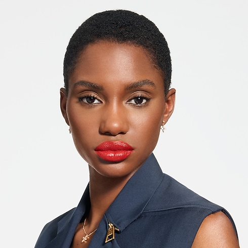 Lèvres } LV Rouge - Recharge de rouge à lèvres satin | Louis Vuitton ® (Zoom produit)