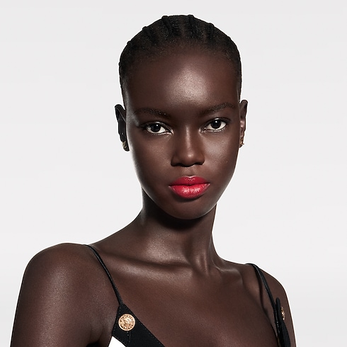 Lèvres } LV Rouge - Recharge de rouge à lèvres satin | Louis Vuitton ® (Zoom produit)