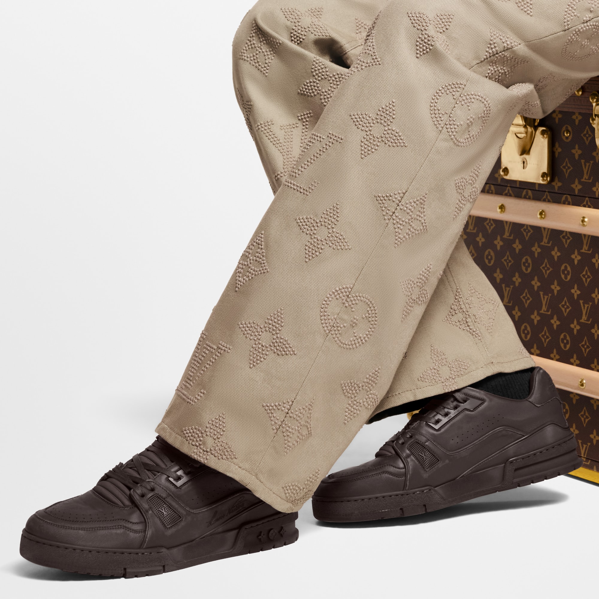  Shoes Sneakers LV Trainer Distressed Sneaker | Louis Vuitton ® (Product zoom)