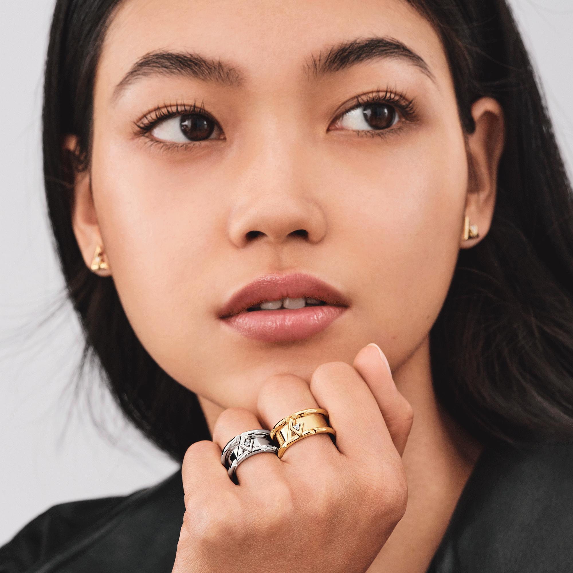  Categories All Fine Jewelry LV Volt One Band Ring, Yellow Gold And Diamond | Louis Vuitton ® (Product zoom)