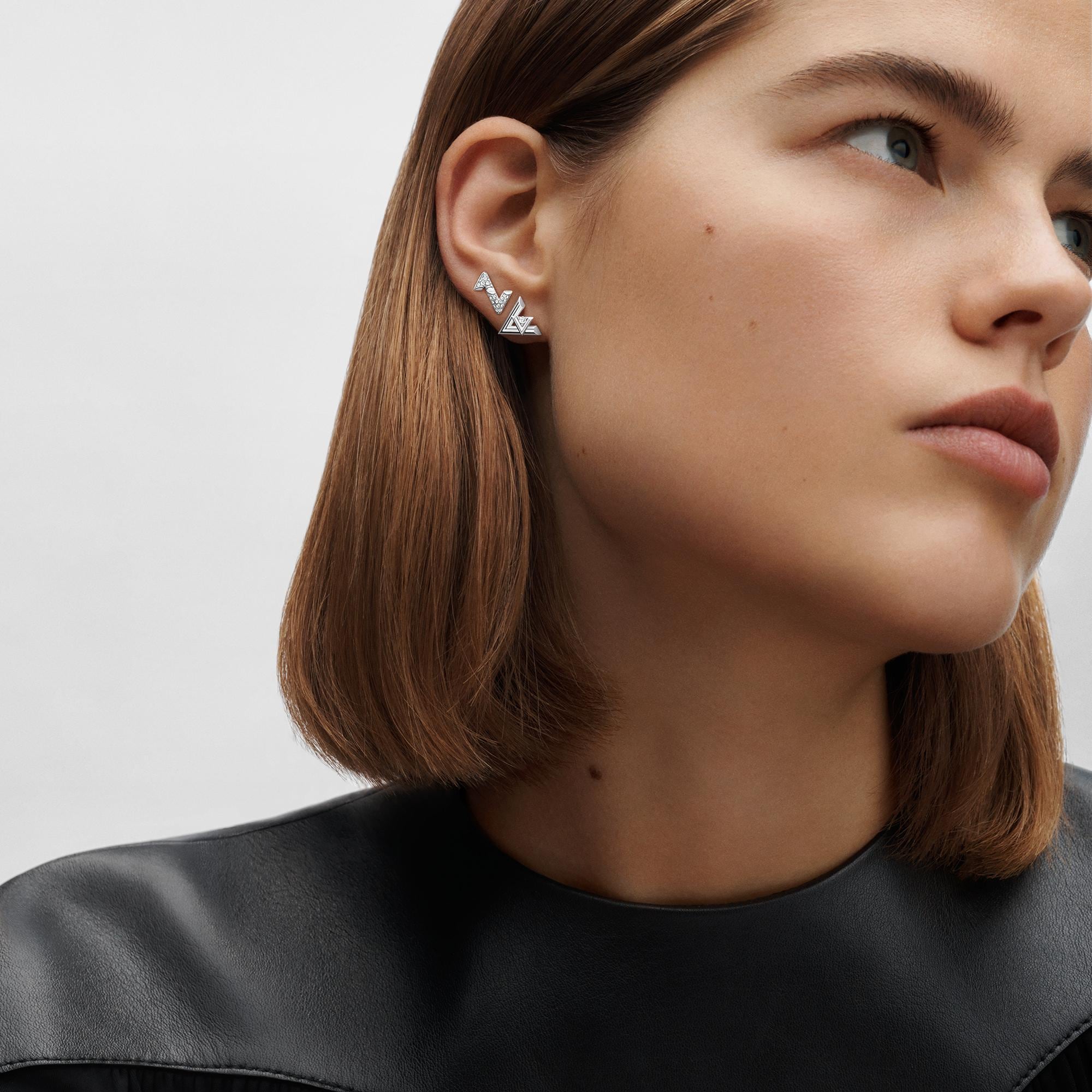  Categories All Fine Jewelry LV Volt One Stud, White Gold And Diamond - Per Unit | Louis Vuitton ® (Product zoom)