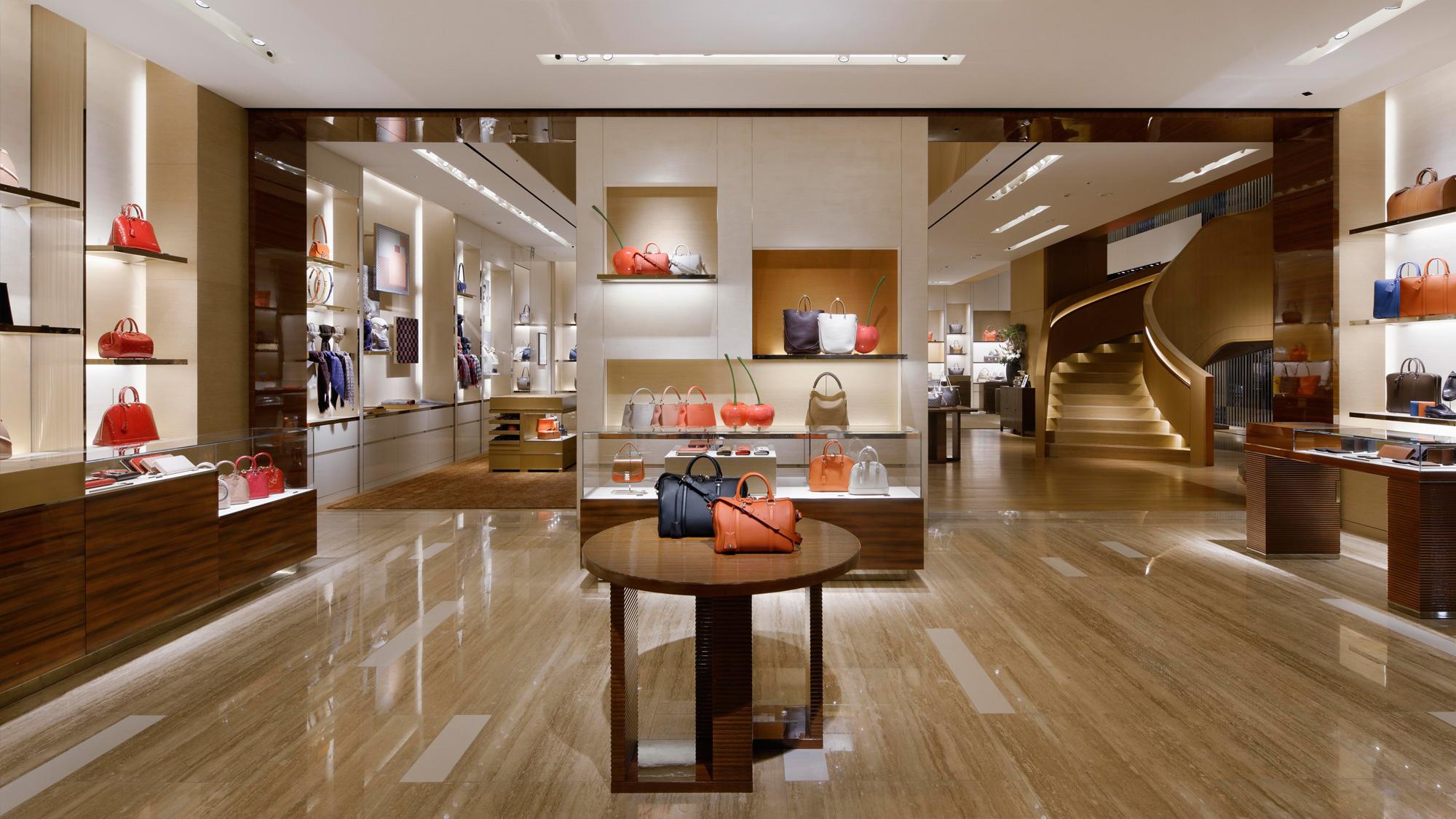Louis Vuitton Tokyo Shinjuku in Shinjuku-ku, TOKYO, JP. Louis Vuitton Magasins.