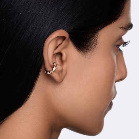 Catégories Boucles d'Oreilles Manchette d'oreille Le Damier de Louis Vuitton, or rose et diamants | Louis Vuitton ® (Zoom produit)