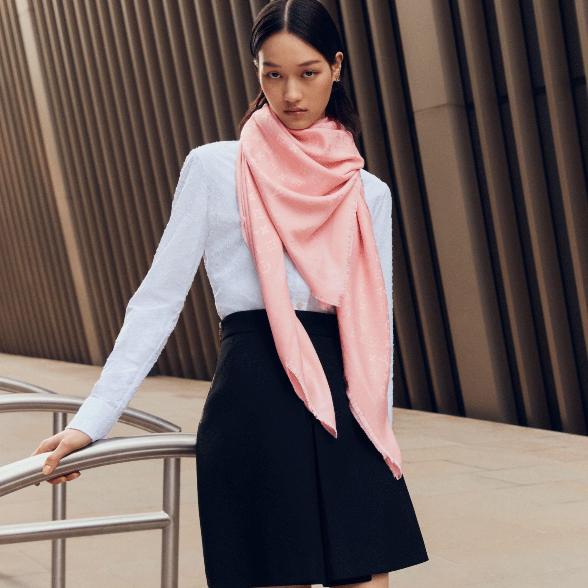 S00 Accessories Shawls and Stoles Monogram Classic Shawl | Louis Vuitton ® (Product zoom)