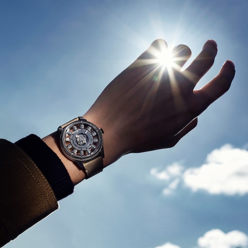 Collections } Tambour Spin Time Air, Automatic, 42.5mm, White gold, Hawk's eye and diamonds | Louis Vuitton ®