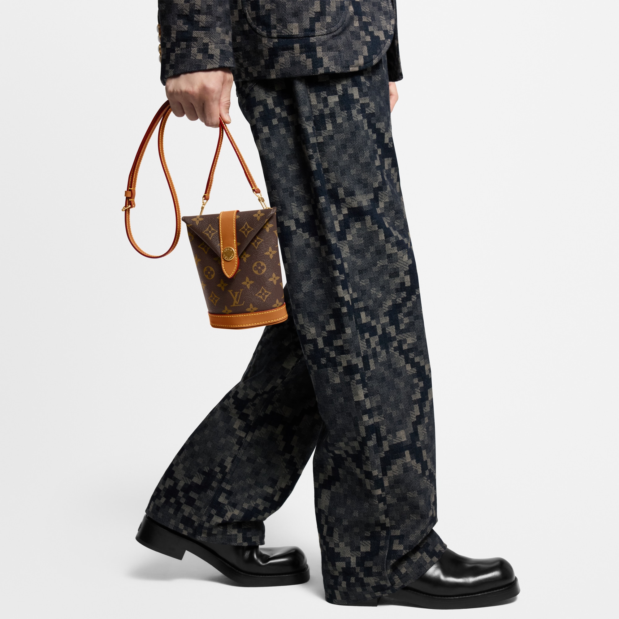 Monogram Archive Petite Maroquinerie Micro Sac Pochette Envelope | Louis Vuitton ® (Zoom produit)