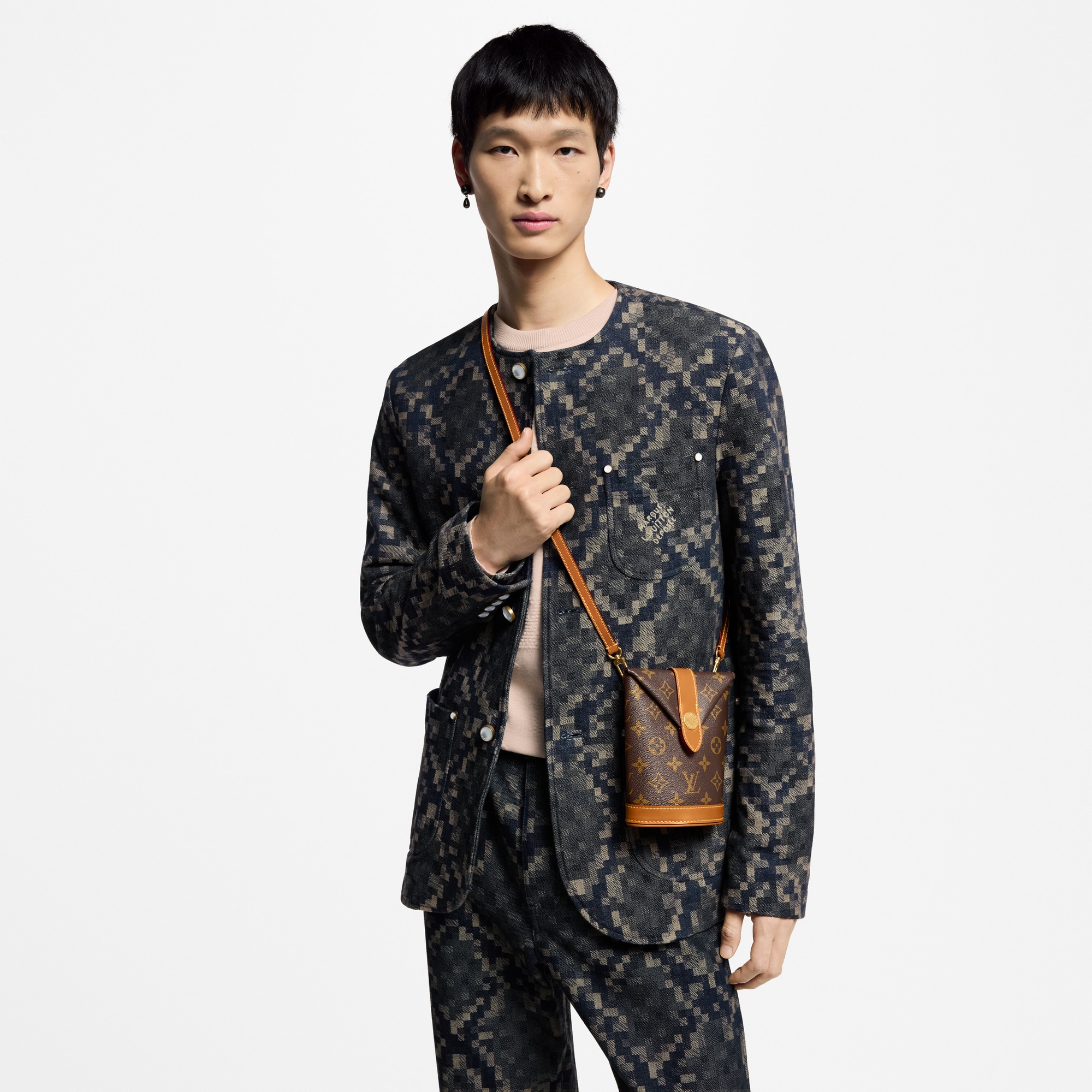 Monogram Archive Petite Maroquinerie Micro Sac Pochette Envelope | Louis Vuitton ® (Zoom produit)