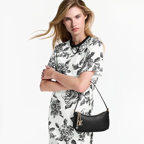 H36 Small Leather Goods Wallets on Chain and Nano Bags Pochette LV Bloom | Louis Vuitton ® (Product zoom)