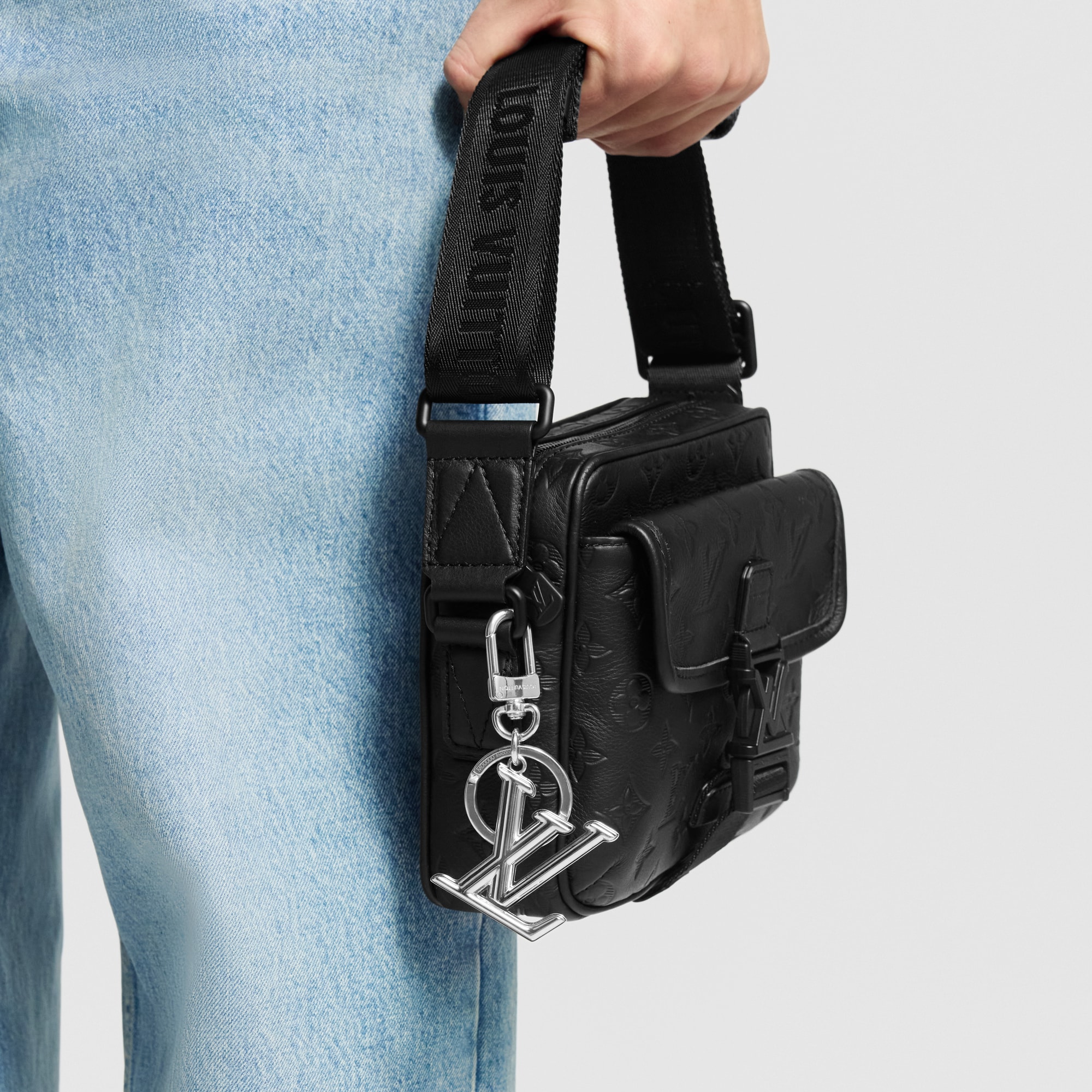 S00 Accessoires Porte-Clés et Bijoux de Sac Porte-clés et bijou de sac LV Dimension | Louis Vuitton ® (Zoom produit)