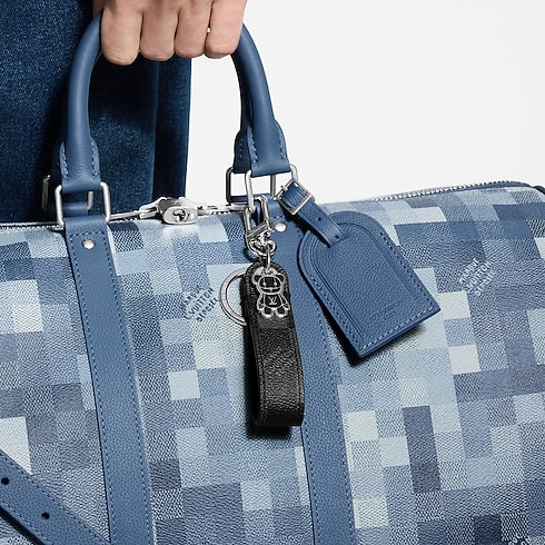 Porte-clés et bijou de sac LV Louis Bear Dragonne vue portée